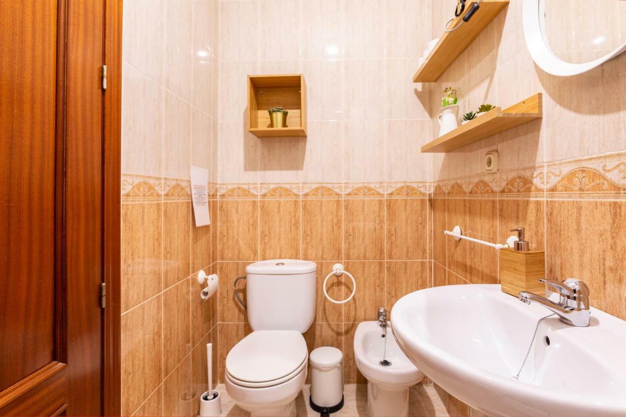 Serva La Bari Shared Apartment เซบีญา ภายนอก รูปภาพ