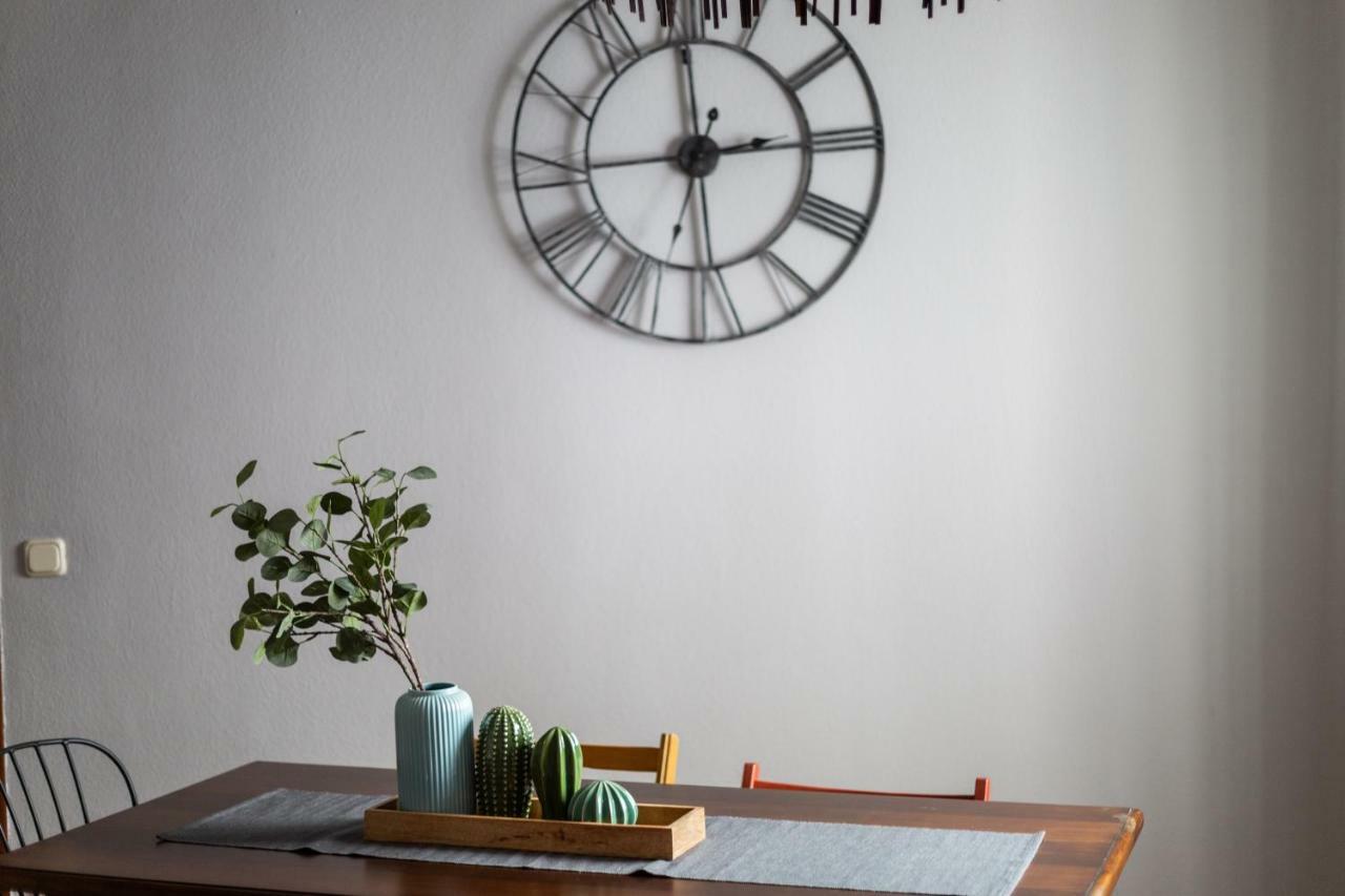 Serva La Bari Shared Apartment เซบีญา ภายนอก รูปภาพ