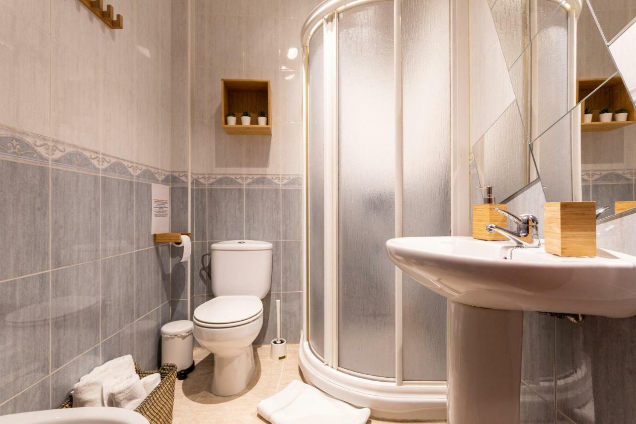 Serva La Bari Shared Apartment เซบีญา ภายนอก รูปภาพ
