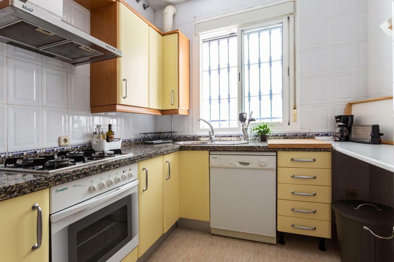Serva La Bari Shared Apartment เซบีญา ภายนอก รูปภาพ