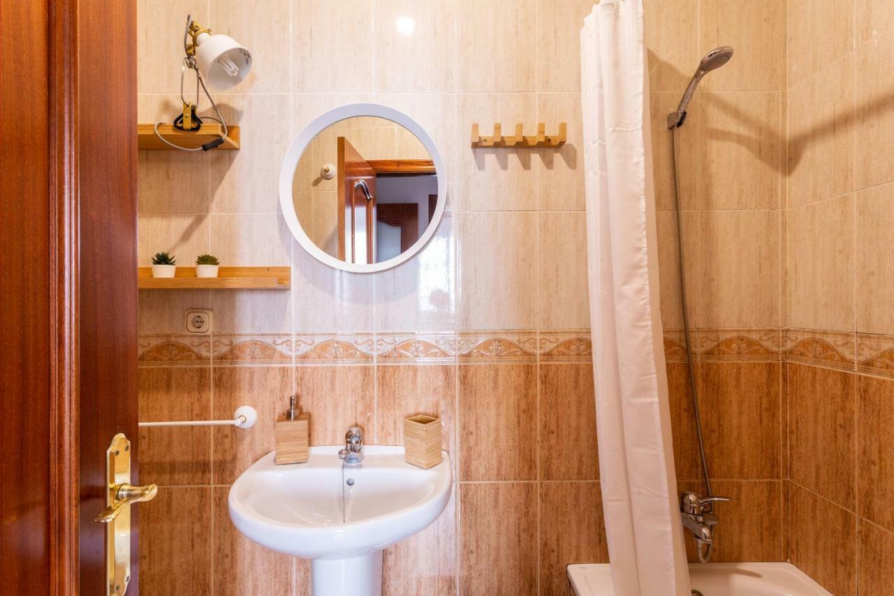 Serva La Bari Shared Apartment เซบีญา ภายนอก รูปภาพ