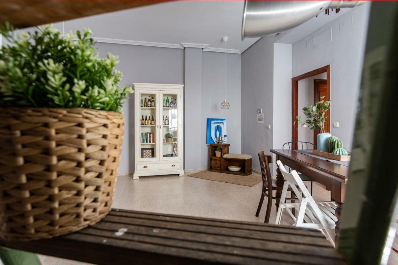 Serva La Bari Shared Apartment เซบีญา ภายนอก รูปภาพ