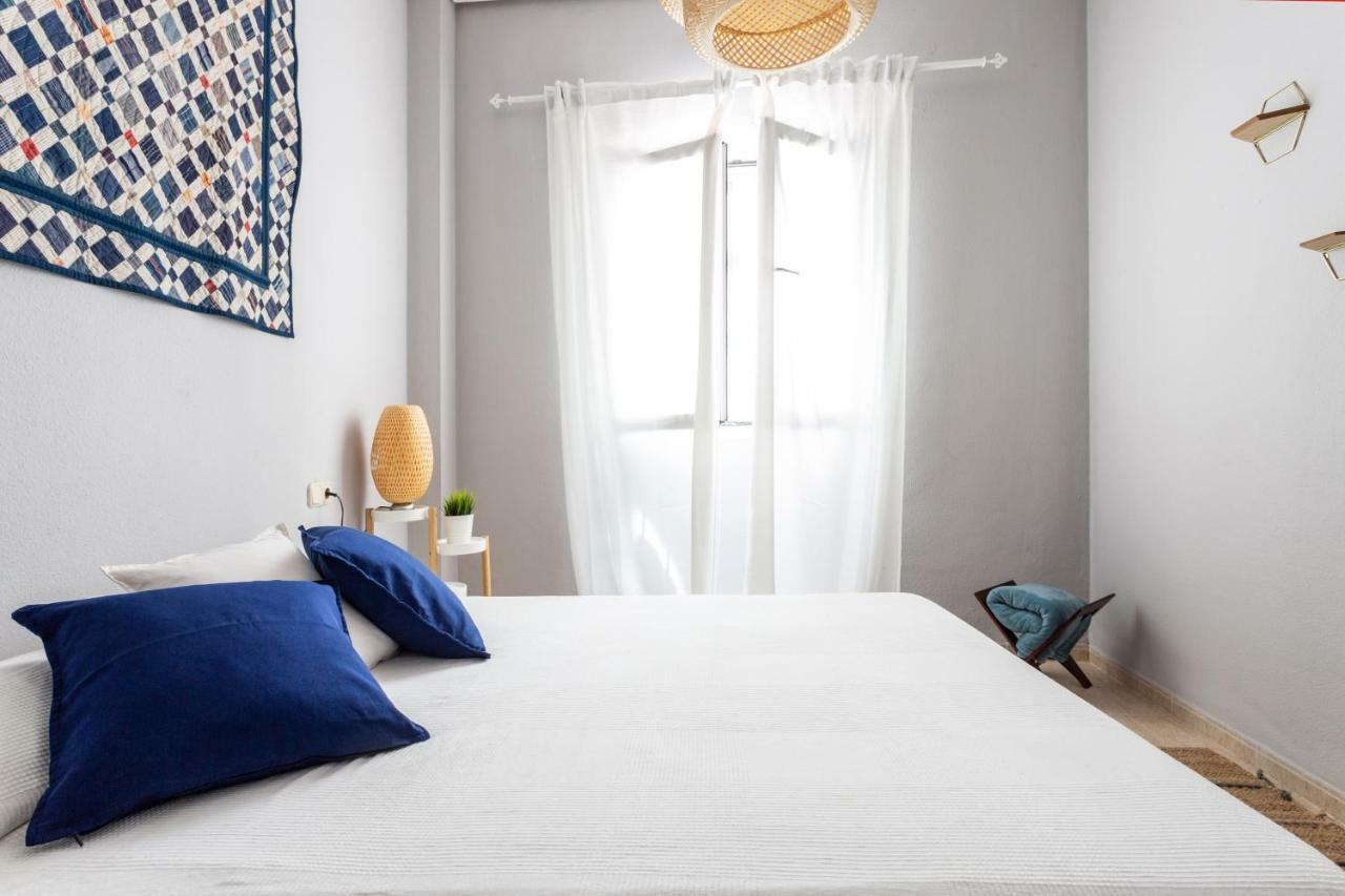 Serva La Bari Shared Apartment เซบีญา ภายนอก รูปภาพ