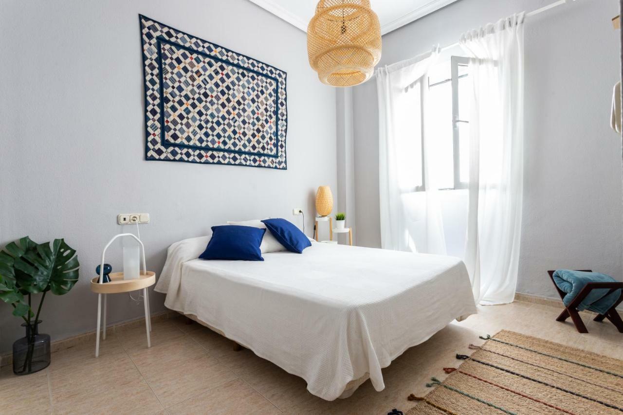 Serva La Bari Shared Apartment เซบีญา ภายนอก รูปภาพ
