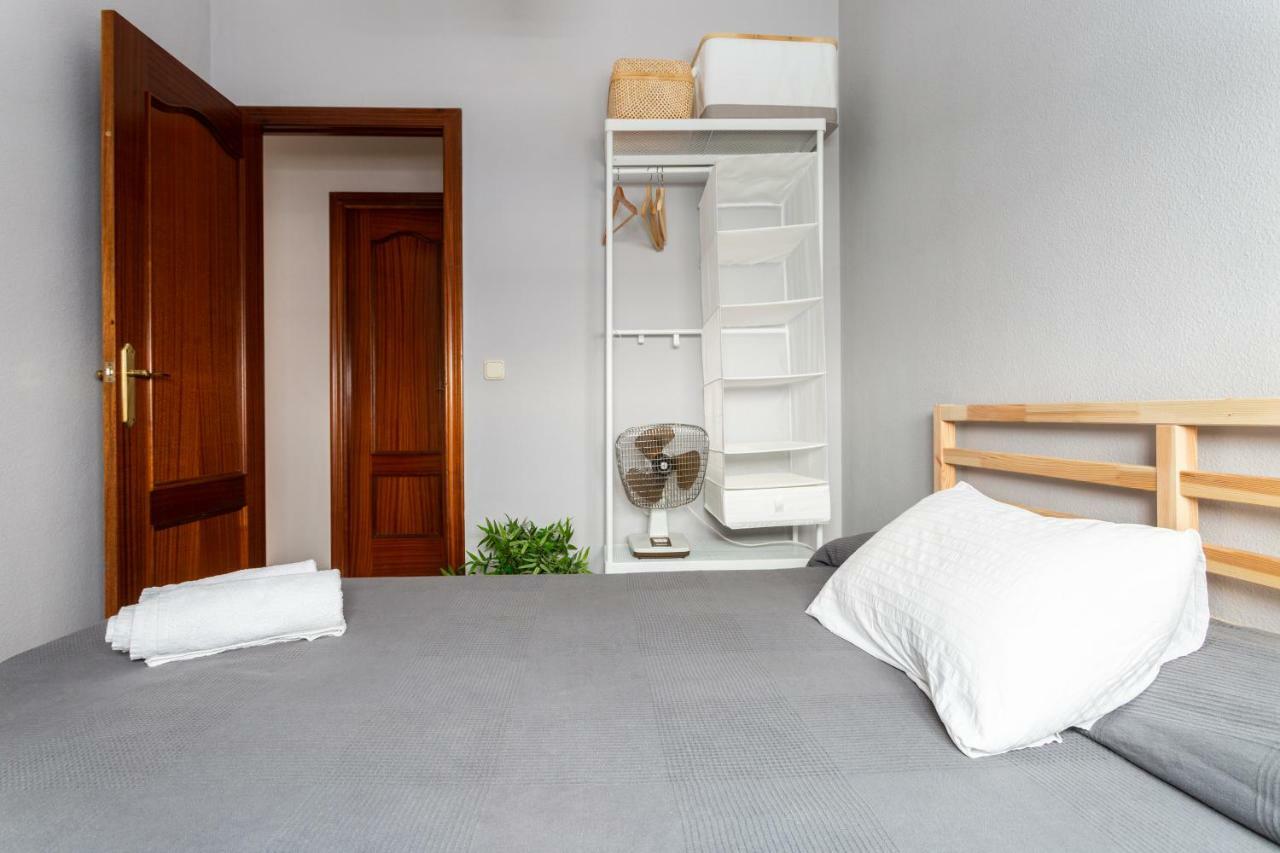 Serva La Bari Shared Apartment เซบีญา ภายนอก รูปภาพ