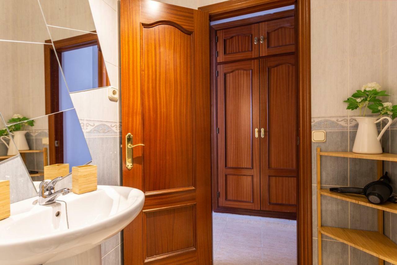 Serva La Bari Shared Apartment เซบีญา ภายนอก รูปภาพ