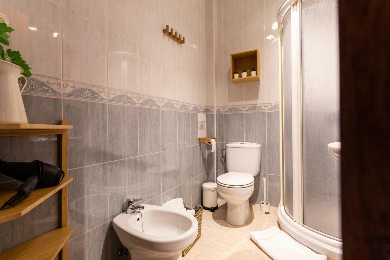 Serva La Bari Shared Apartment เซบีญา ภายนอก รูปภาพ