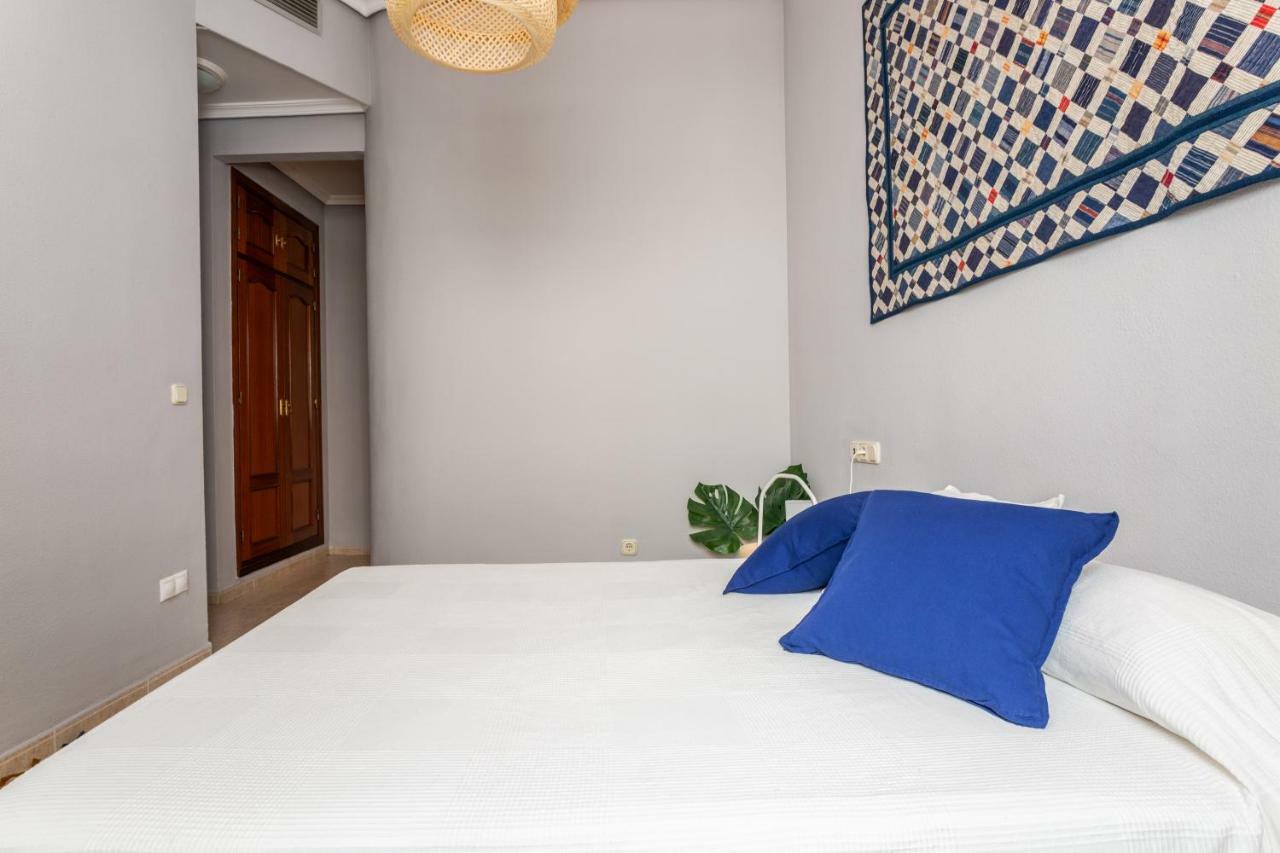 Serva La Bari Shared Apartment เซบีญา ภายนอก รูปภาพ