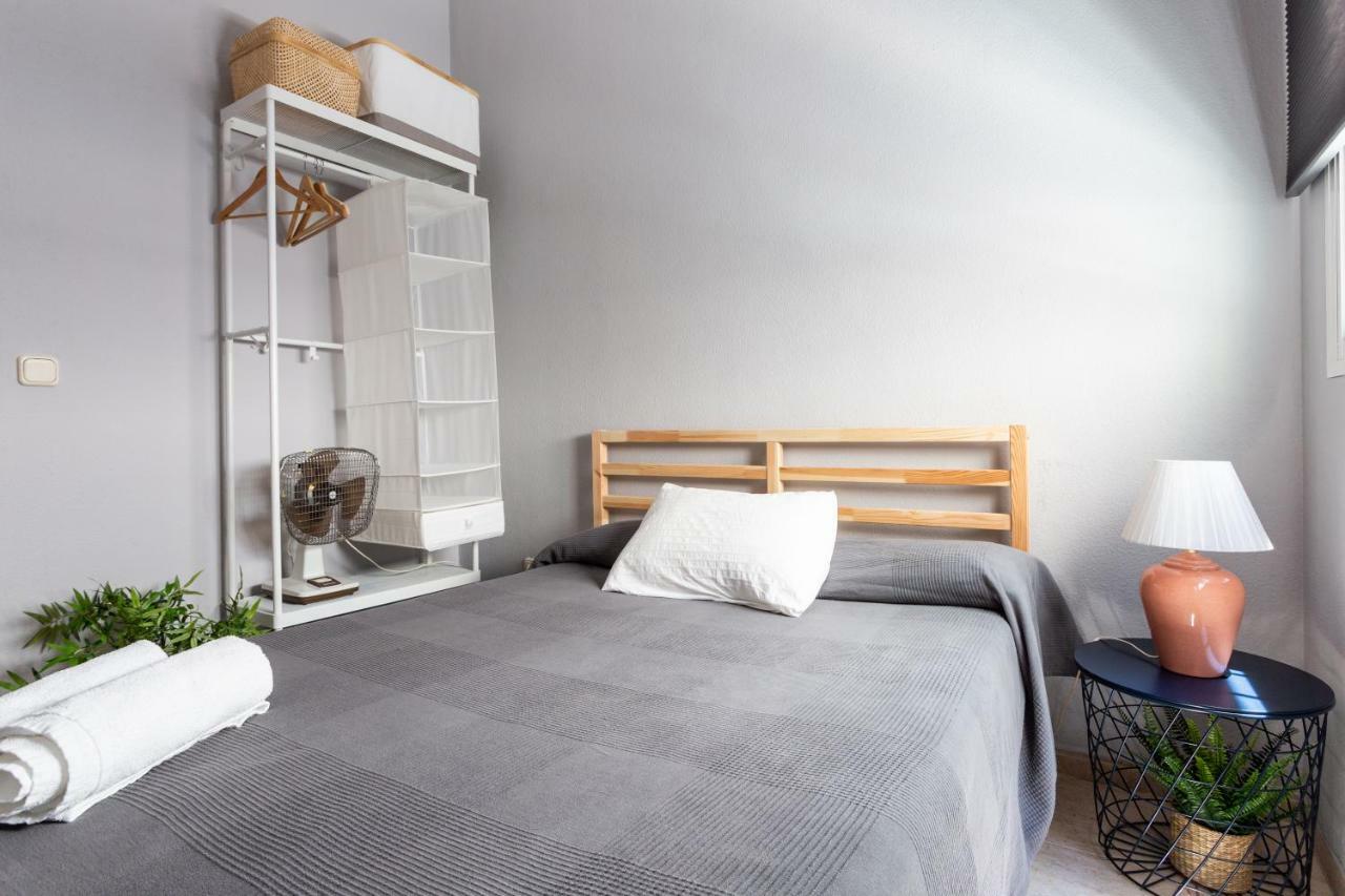 Serva La Bari Shared Apartment เซบีญา ภายนอก รูปภาพ